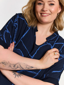 GJASMIN - Plus Size Kjole fra Gozzip