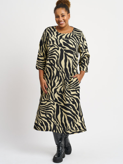 SARONA - Plus Size Kjole fra Pont Neuf