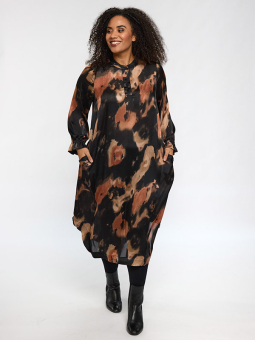 SCECILIE - Plus Size Kjole fra Studio