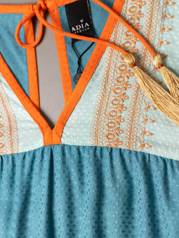 Adia Blå viskosekjole med oransje detaljer