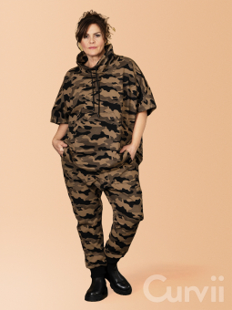 Gozzip Black ANITA - Tunika / poncho i kraftig bomullsweat med brunt army print