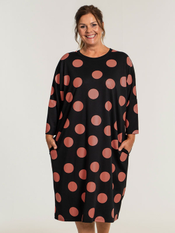 Gozzip Black PIL - Svart jersey kjole med korallfargede sirkler