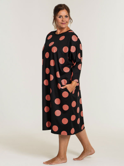 Gozzip Black PIL - Svart jersey kjole med korallfargede sirkler