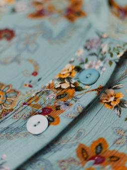Gozzip ANNICA - Dueblå kjole med blomsterprint
