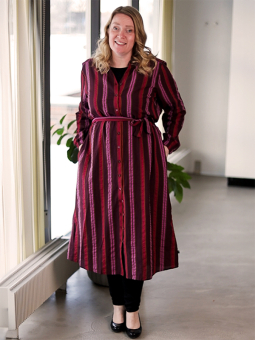 NELLY - Plus Size Kjole fra Adia