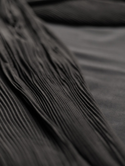 Studio HENNA - Svart bluse med  chiffongplissé