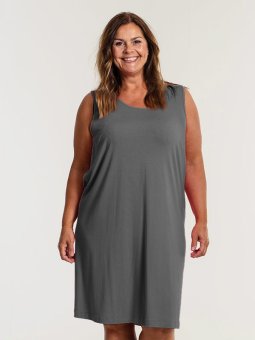 GITTE - Plus Size Kjole fra Gozzip
