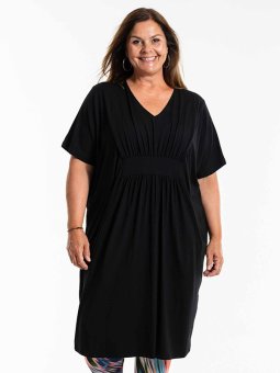 BELINA - Plus Size Kjole fra Gozzip