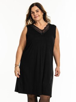 GEOGINA - Plus Size Kjole fra Gozzip