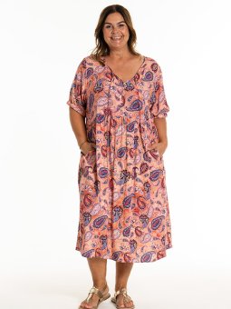 KARNELIA - Plus Size Kjole fra Gozzip
