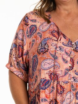 KARNELIA - Plus Size Kjole fra Gozzip