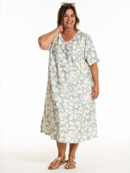 KHANDRA - Plus Size Kjole fra Gozzip