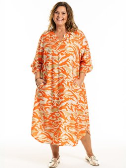 VALDIS - Plus Size Kjole fra Gozzip