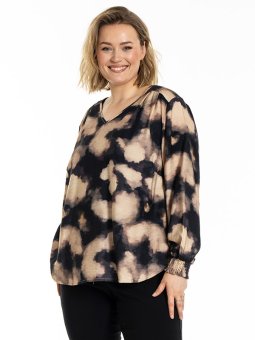 GANNIKA - Plus Size Bluse fra Gozzip