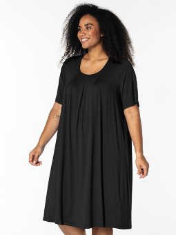 KICKA - Plus Size Kjole fra Studio