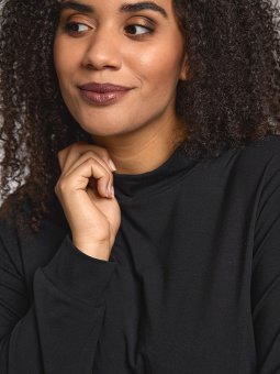 SKARINA - Plus Size Bluse fra Gozzip Black