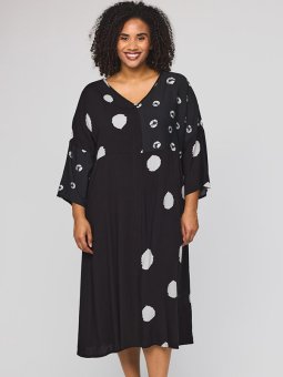 SSILJA - Plus Size Kjole fra Studio