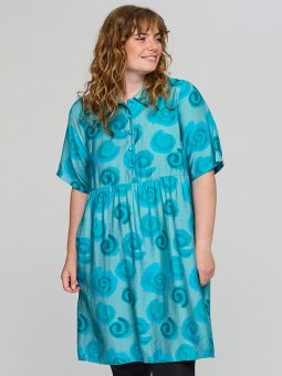 SLISE - Plus Size Kjole fra Studio