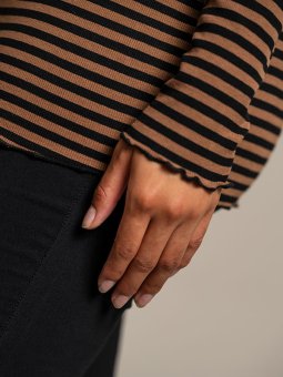 RIB TOP - Plus Size Bluse fra Sandgaard