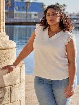 CARTHYRA - Plus Size Bluse fra Only Carmakoma