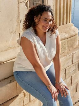 CARTHYRA - Plus Size Bluse fra Only Carmakoma